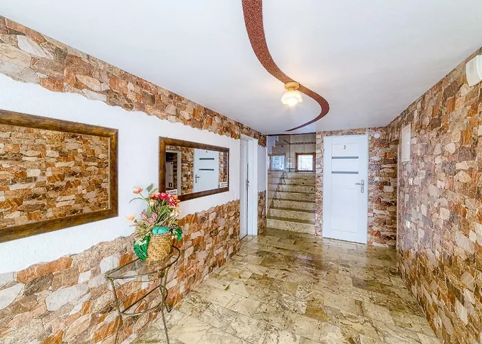 Anna Maria Nocleg ze śniadaniem 3*